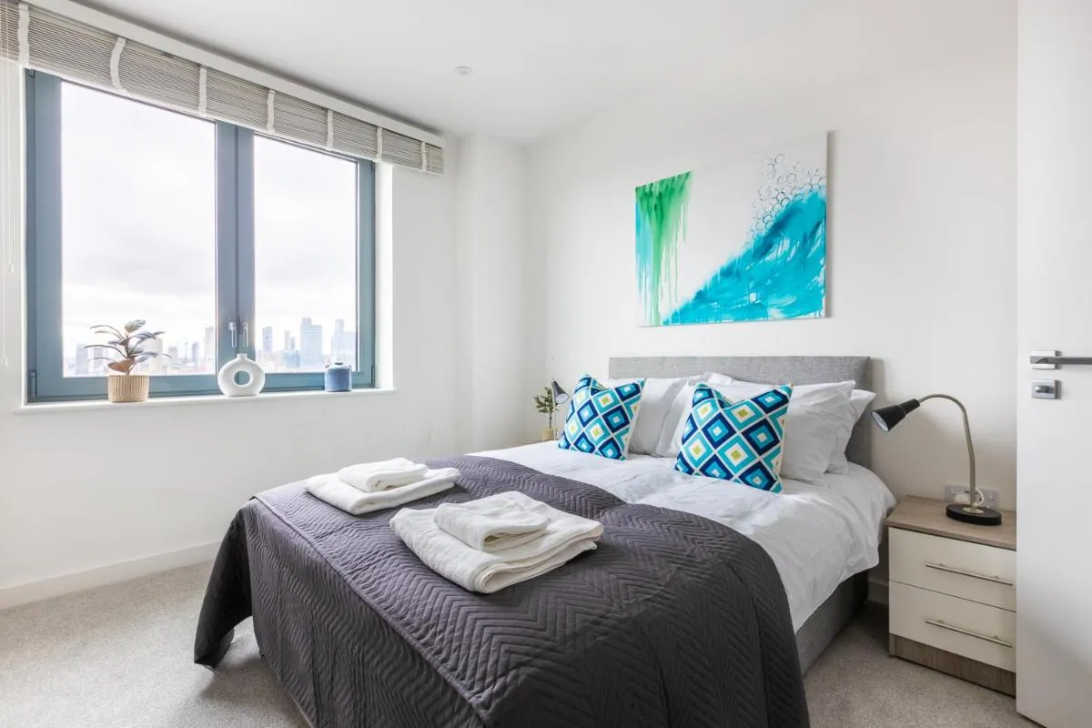 Image 2 of Modern 2BD Flat in Canary Wharf With City and River Views