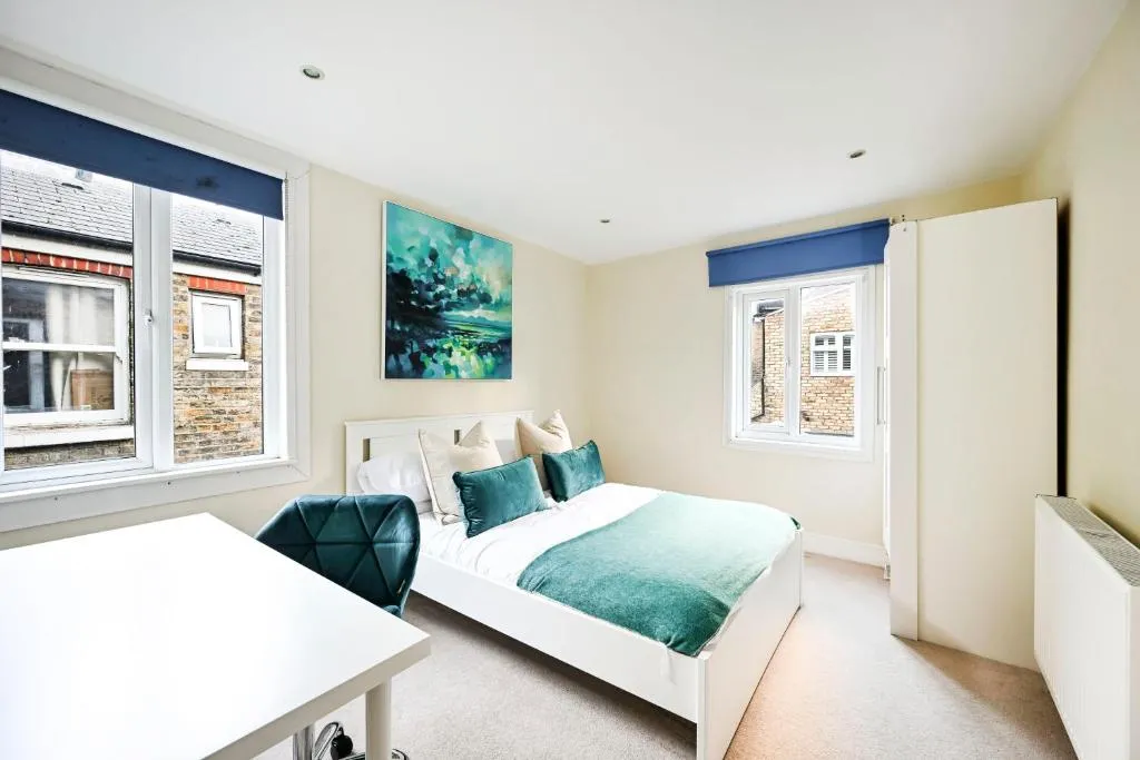 Modern 2BR Apartment for Contractors, Balcony & Fast Wi-Fi, W6