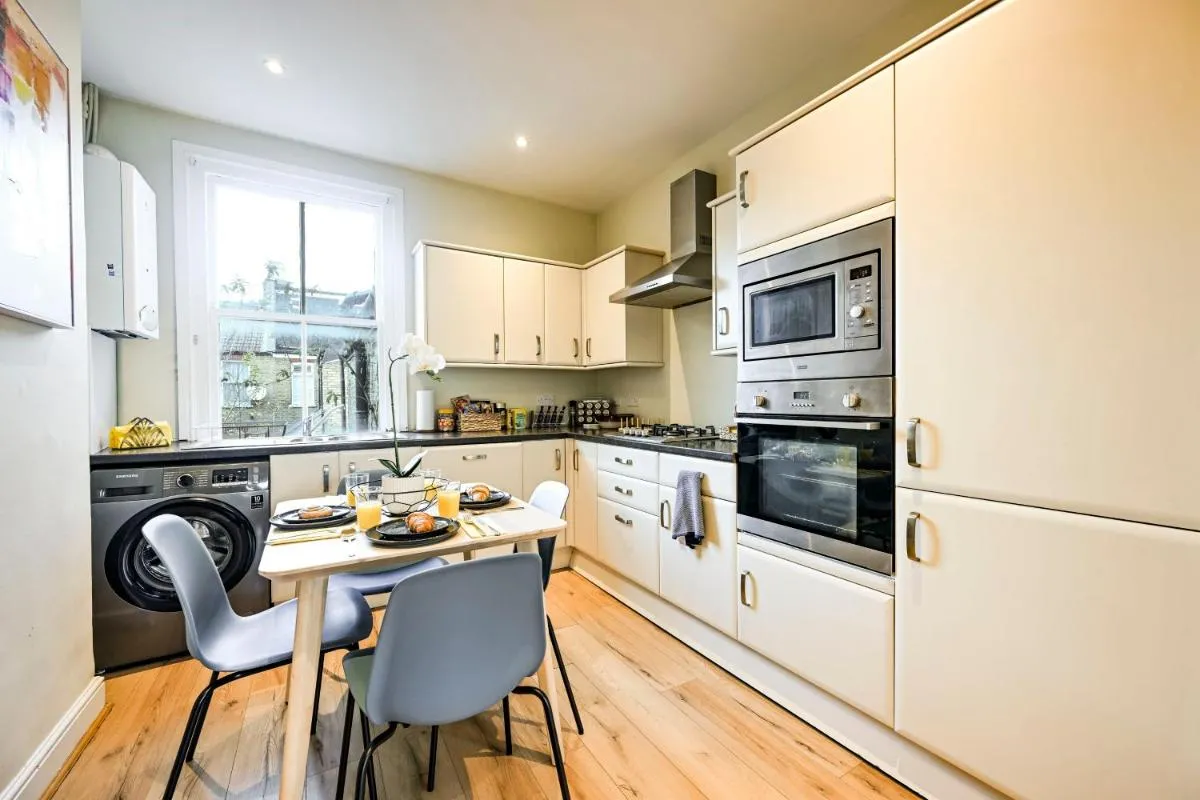 Image 3 of Modern 2BR Apartment for Contractors, Balcony & Fast Wi-Fi, W6