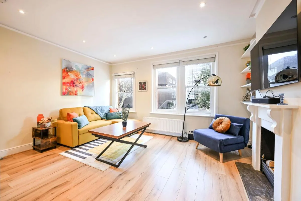 Image 5 of Modern 2BR Apartment for Contractors, Balcony & Fast Wi-Fi, W6