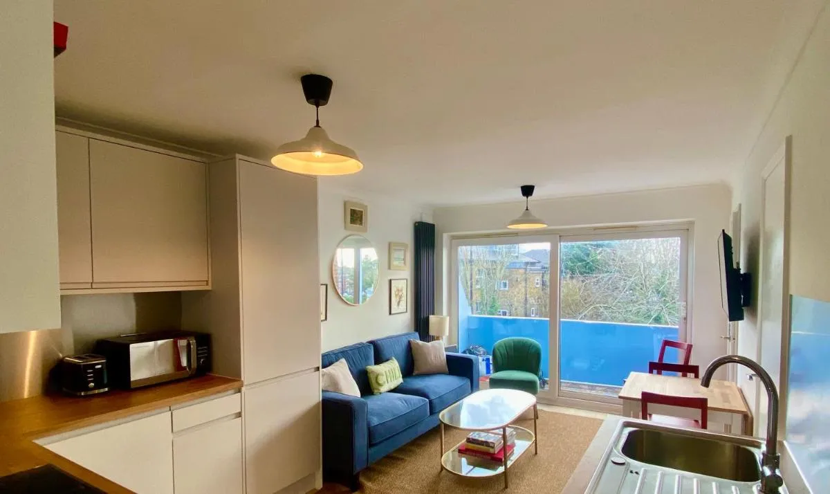 Image 3 of Modern 2-Bed Apartment with Off-Street Parking in Chiswick