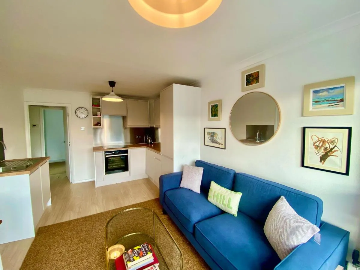 Image 5 of Modern 2-Bed Apartment with Off-Street Parking in Chiswick