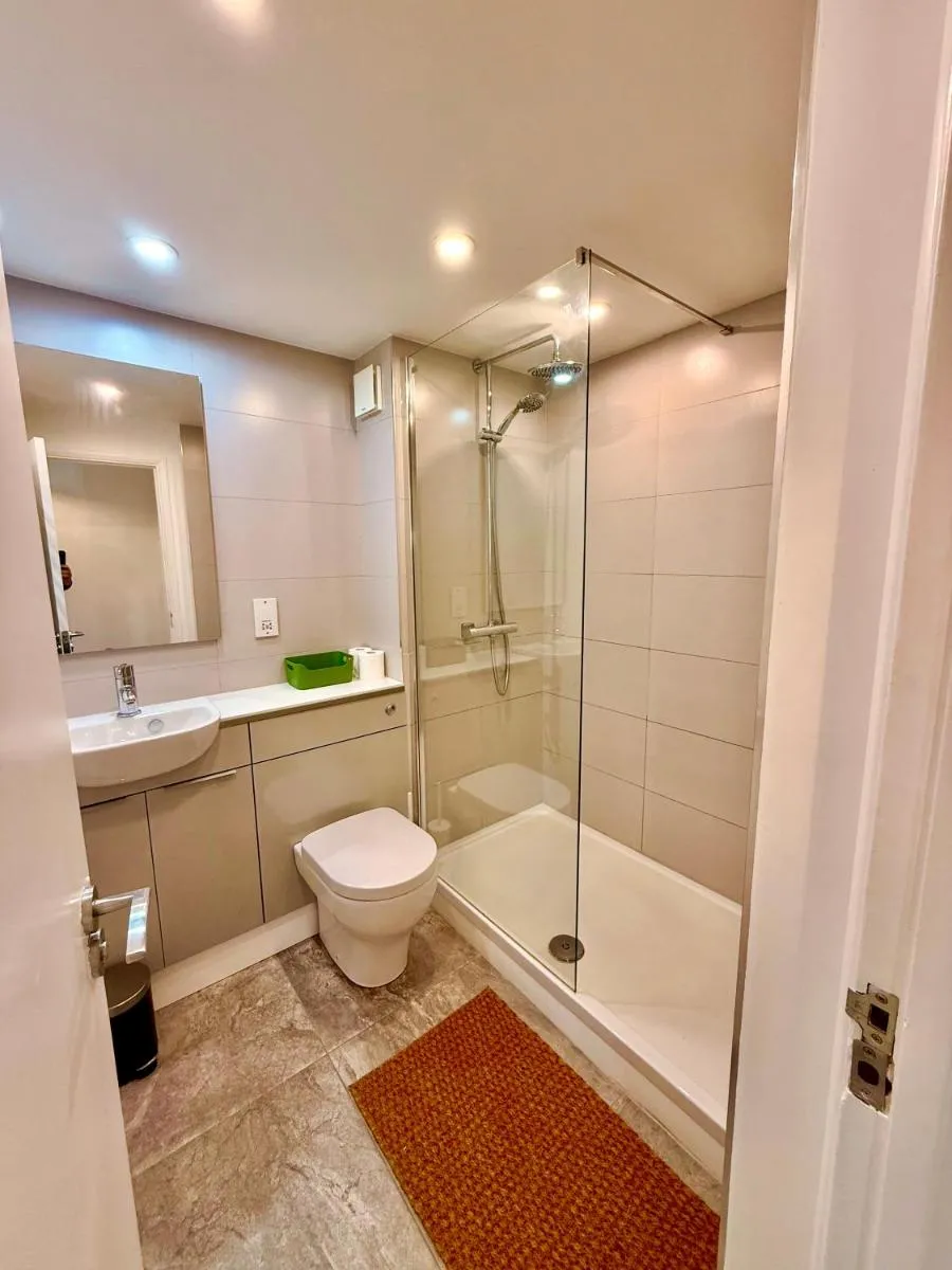 Image 4 of Modern 2-Bed Apartment with Off-Street Parking in Chiswick