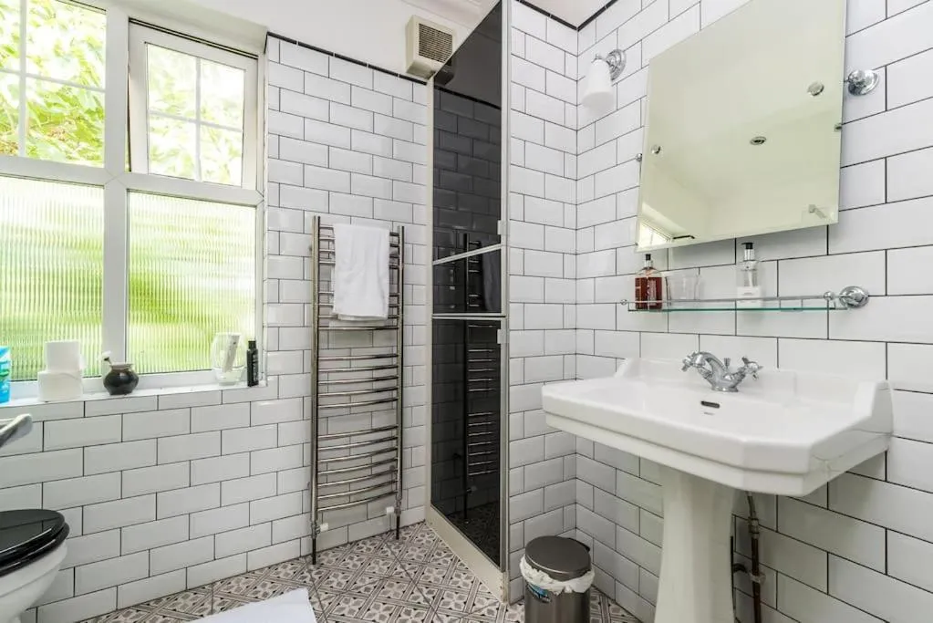 Image 3 of Modern 2-Bed Flat Near Tube in Vibrant Brixton