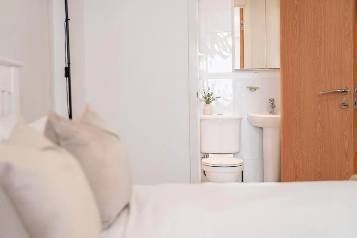 Image 3 of Modern 2-Bed Riverside Apartment in Greenwich