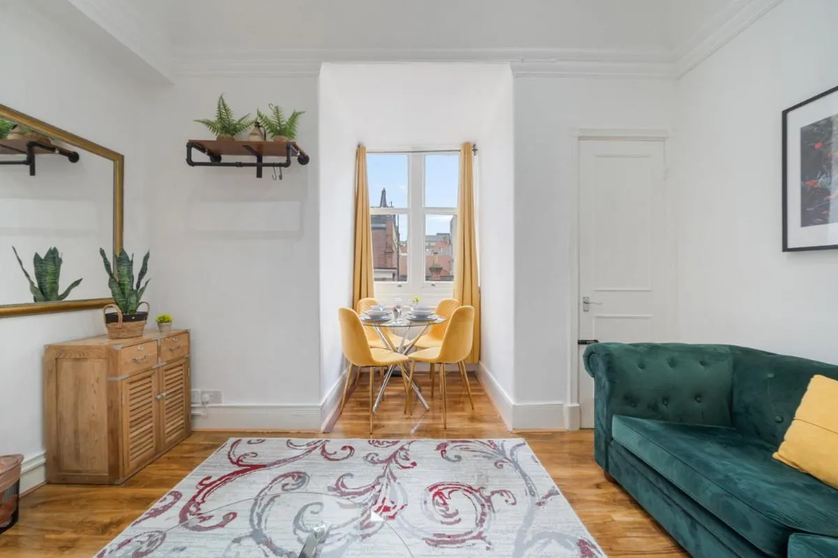 Image 3 of Modern 2-Bedroom Apartment on Oxford Street 8GC
