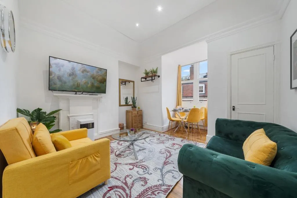 Image 1 of Modern 2-Bedroom Apartment on Oxford Street 8GC