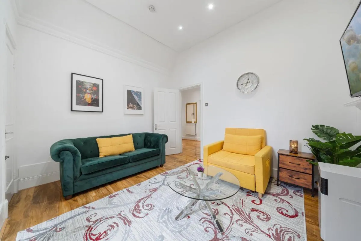 Image 4 of Modern 2-Bedroom Apartment on Oxford Street 8GC