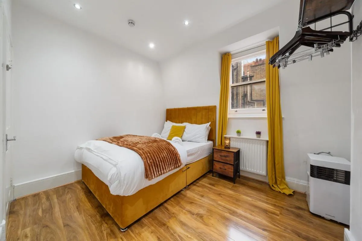Image 5 of Modern 2-Bedroom Apartment on Oxford Street 8GC