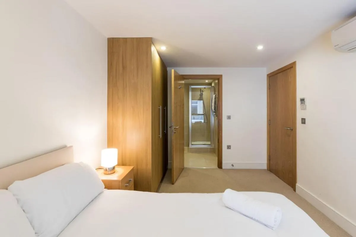 Image 5 of Modern 2 Bed 2 Bath Apartment Hyde Park