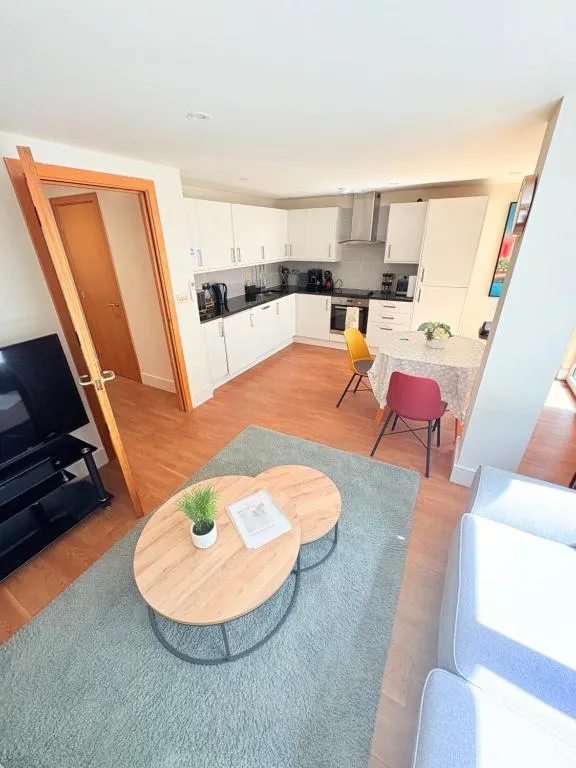 Image 1 of Modern 2 Bed 2 Bath Apartment Hyde Park