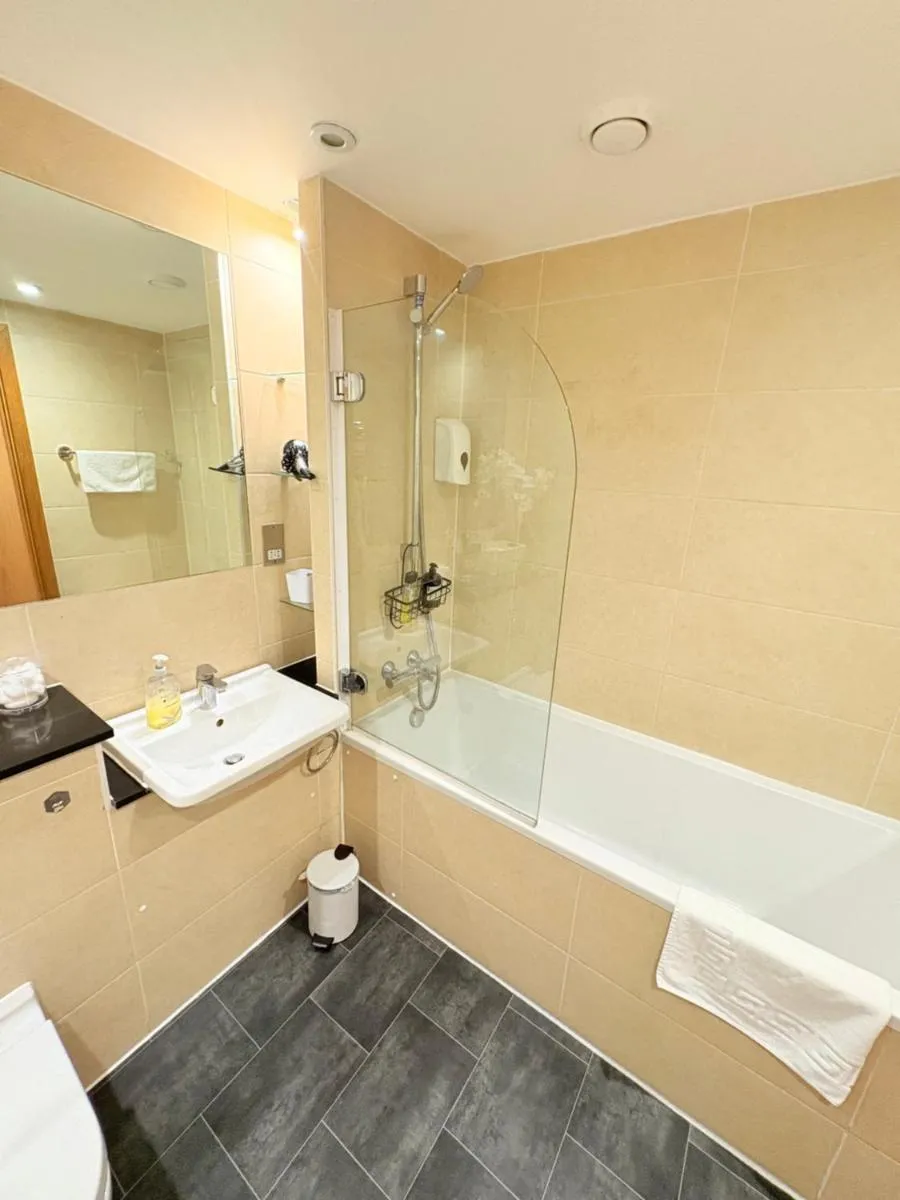Image 3 of Modern 2 Bed 2 Bath Apartment Hyde Park