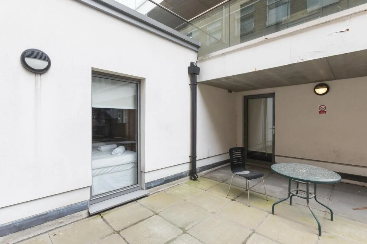Image 3 of Modern 2 Bed 2 Bath Apartment with outdoor space Hyde park