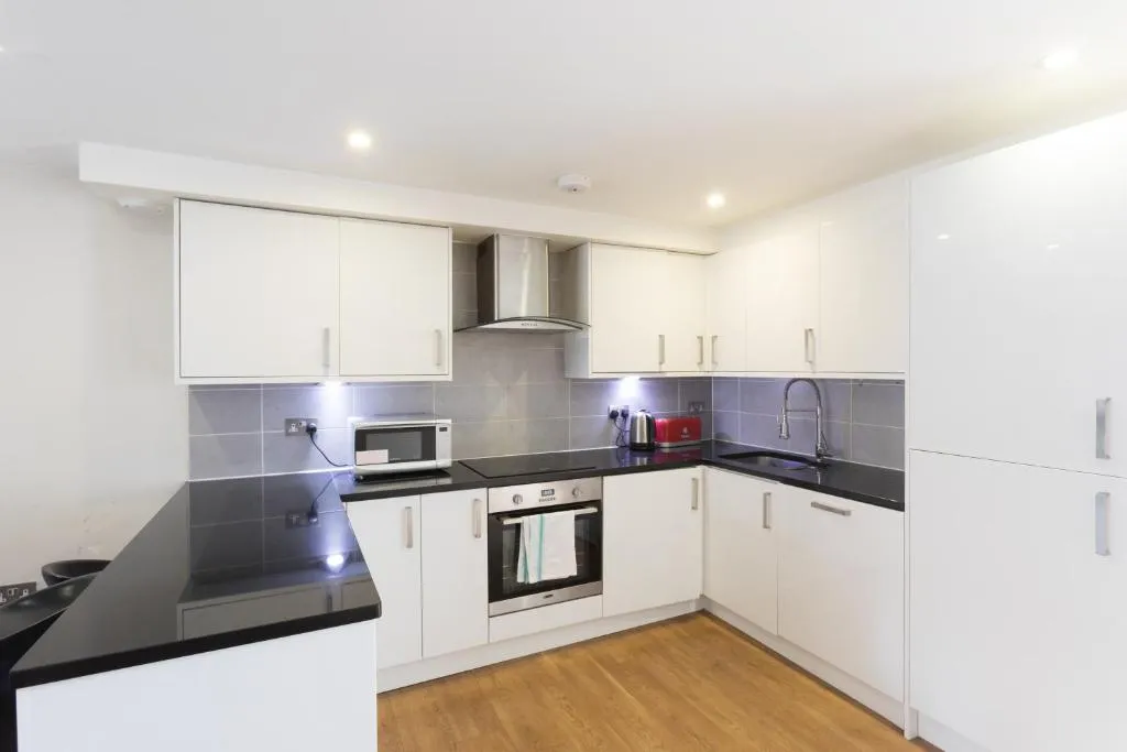 Image 1 of Modern 2 Bed 2 Bath Apartment with outdoor space Hyde park