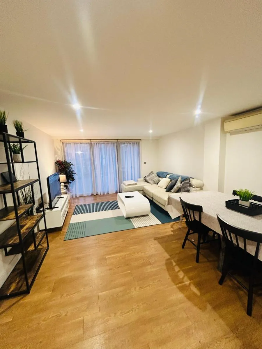 Image 5 of Modern 2 Bed 2 Bath Apartment with outdoor space Hyde park