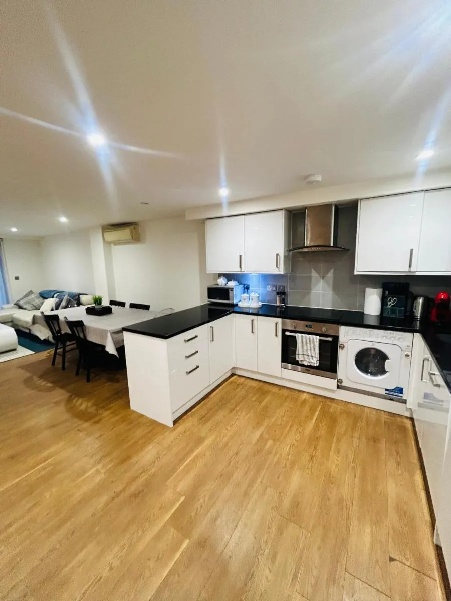 Image 4 of Modern 2 Bed 2 Bath Apartment with outdoor space Hyde park