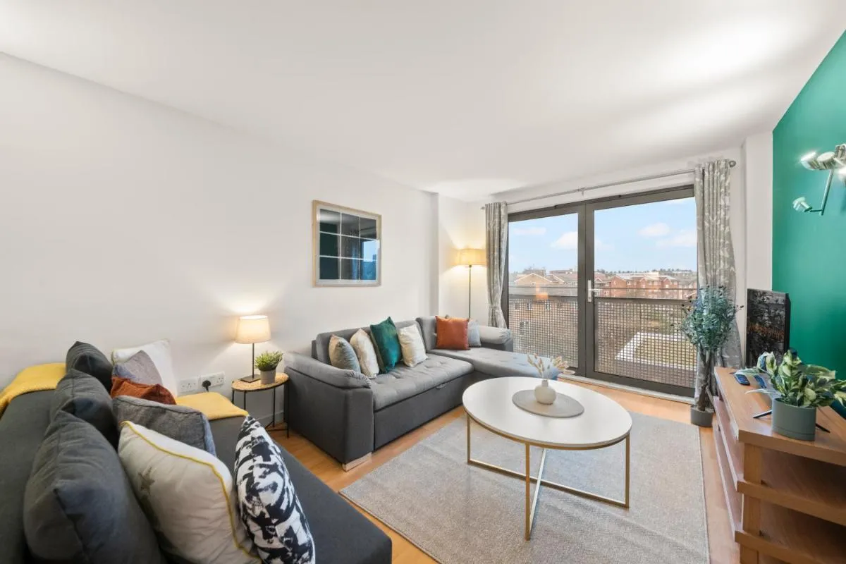 Image 2 of Modern 2 Bed Apartment in Greenwich, Perfect for Business & Contractors with Free Parking