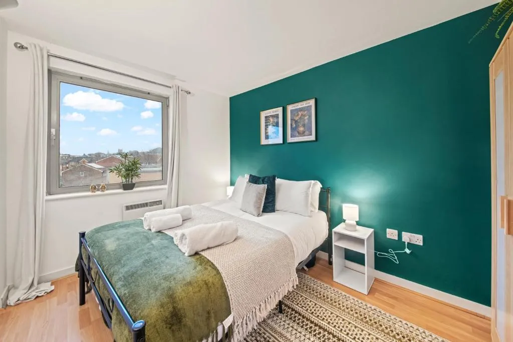 Modern 2 Bed Apartment in Greenwich, Perfect for Business & Contractors with Free Parking