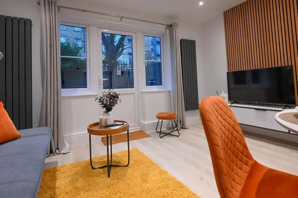 Image 5 of Modern 2 Bed Split Level Maisonette with Parking