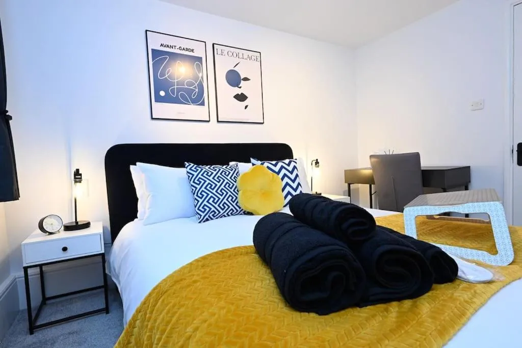 Image 3 of Modern 2 Bed Split Level Maisonette with Parking