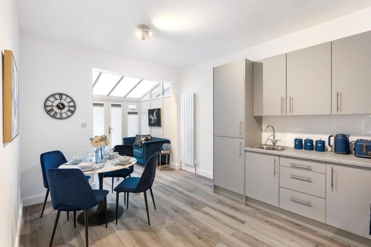 Image 4 of Modern 2 Bedroom APT 3 min walk to Tube station