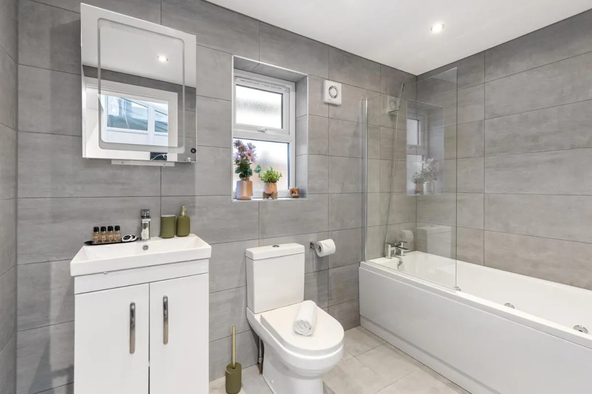 Image 3 of Modern 2 Bedroom APT 3 min walk to Tube station