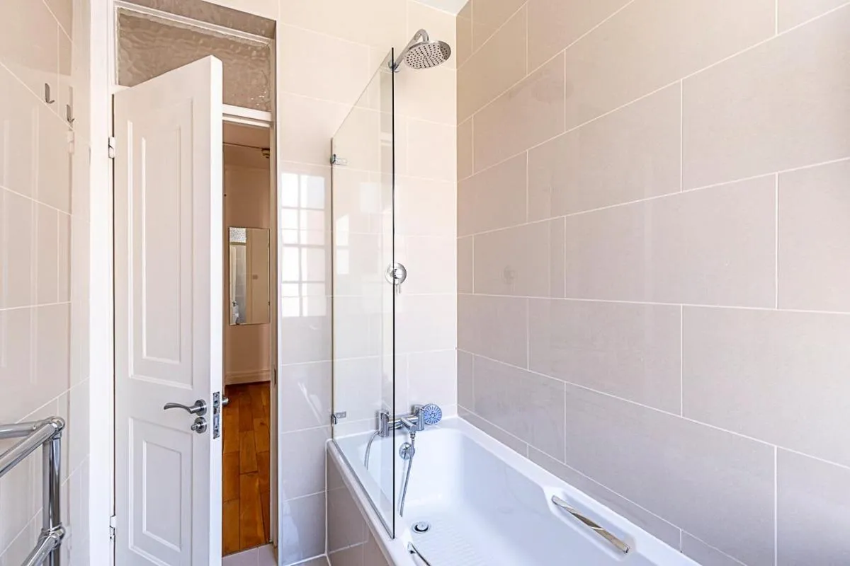 Image 5 of Modern 2 Bedroom Flat Near Queensway