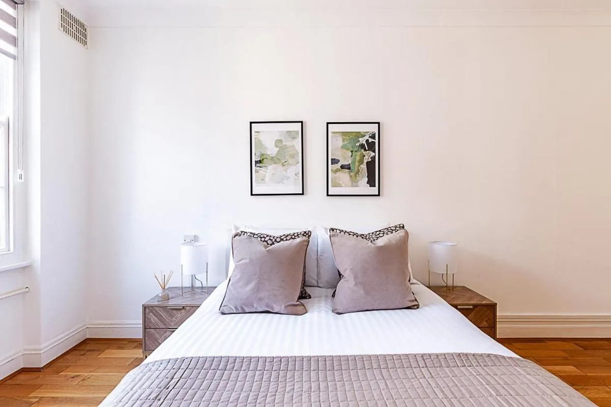 Image 4 of Modern 2 Bedroom Flat Near Queensway