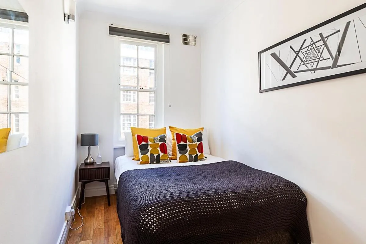 Image 3 of Modern 2 Bedroom Flat Near Queensway