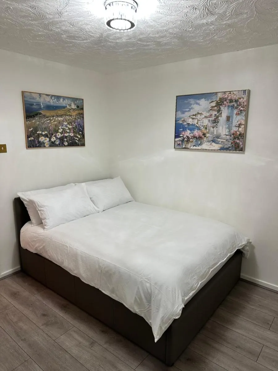 Image 2 of Modern 2 Bedroom House Near London City Airport, Excel, O2 & DLR with FREE Parking & Privet Entrance