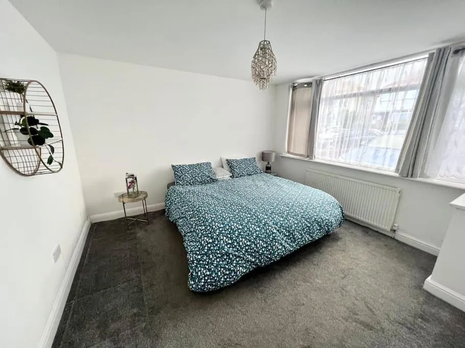 Image 5 of Modern 2 bed close to mall with parking & garden