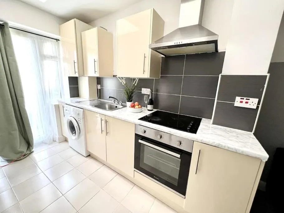 Image 3 of Modern 2 bed close to mall with parking & garden