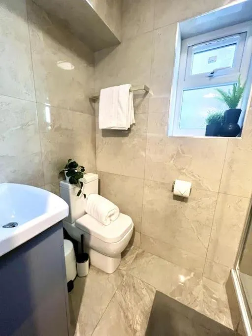 Image 4 of Modern 2 bed close to mall with parking & garden
