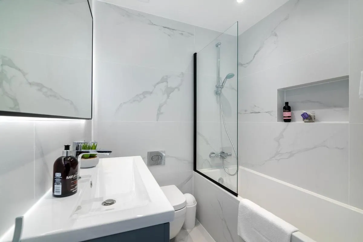 Image 3 of Modern 2 bed en-suite Chelsea