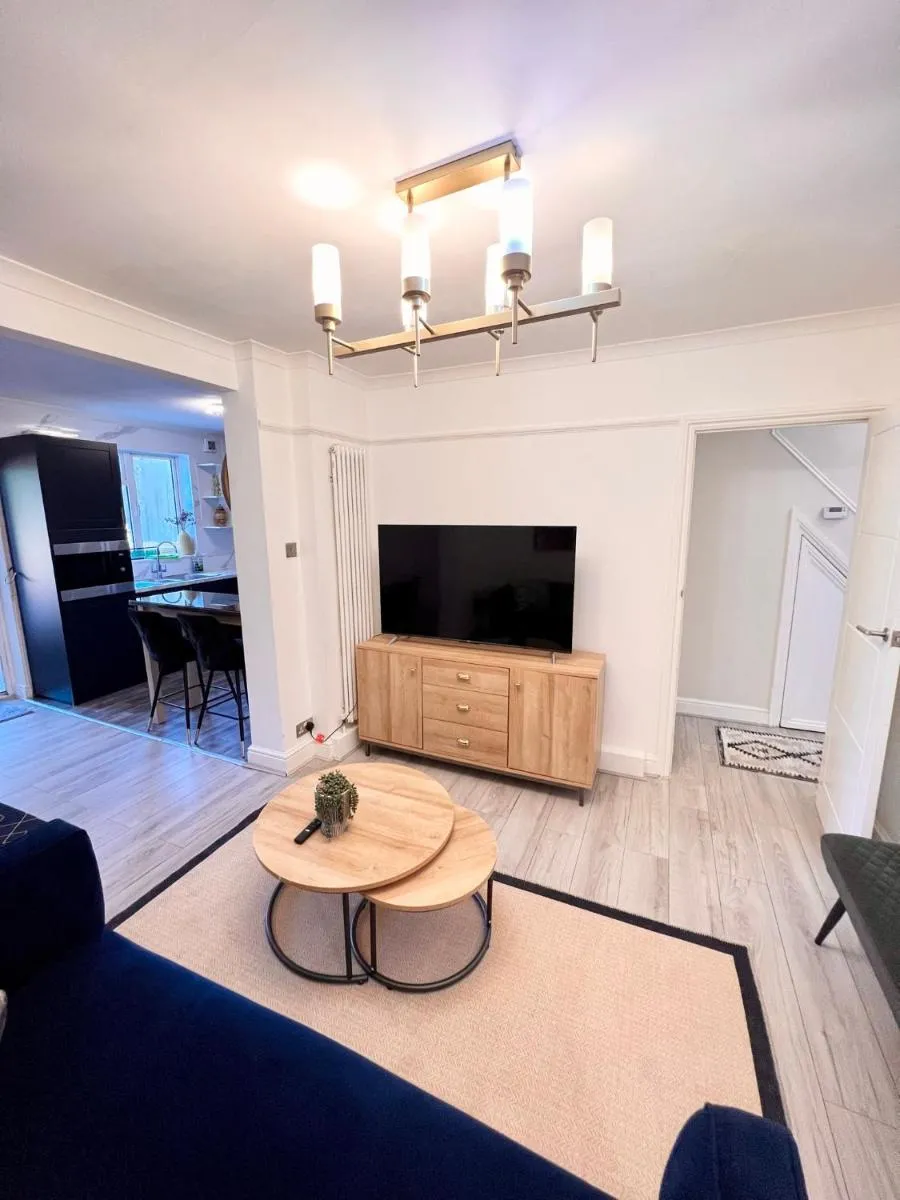 Image 5 of Modern 2 bed near mall and parking