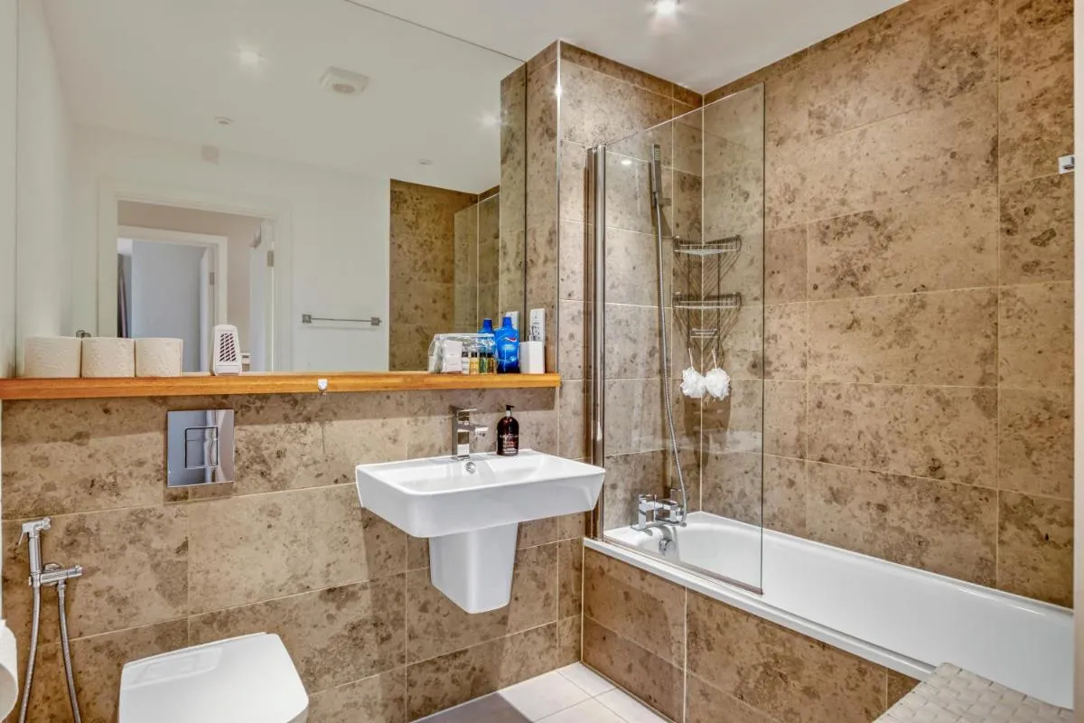 Image 3 of Modern 2 bedroom & 2 bathroom apartment in Fulham
