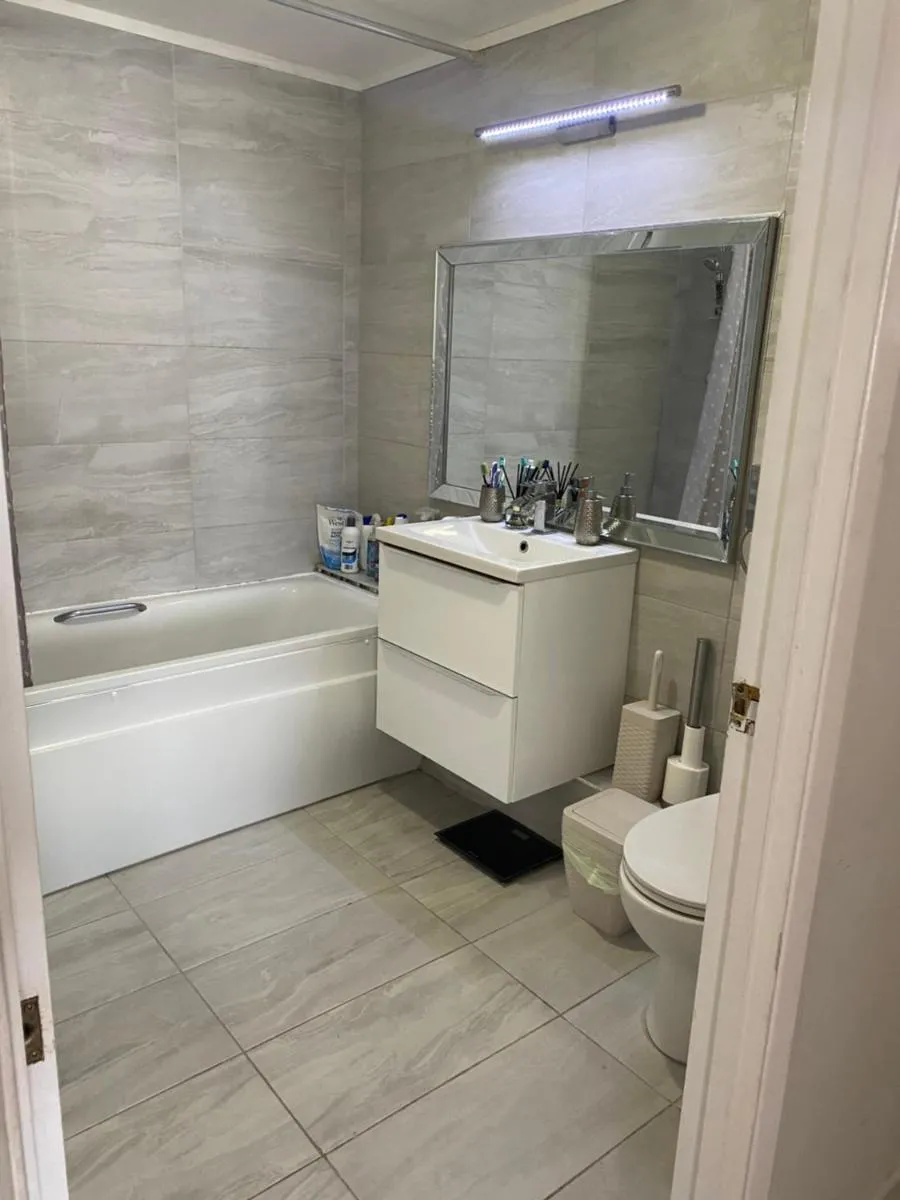 Image 3 of Modern 2 bedroom flat with Sky TV & free parking