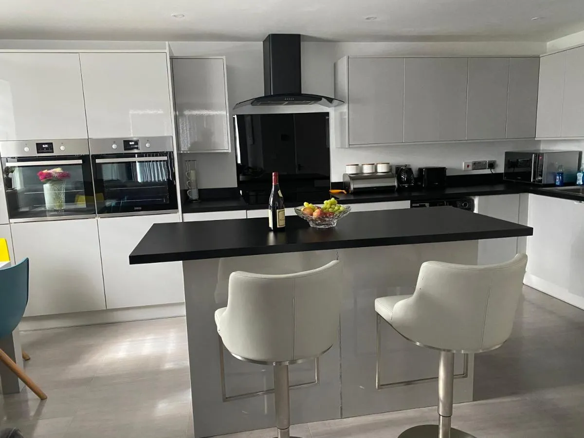 Image 4 of Modern 2 bedroom flat with Sky TV & free parking