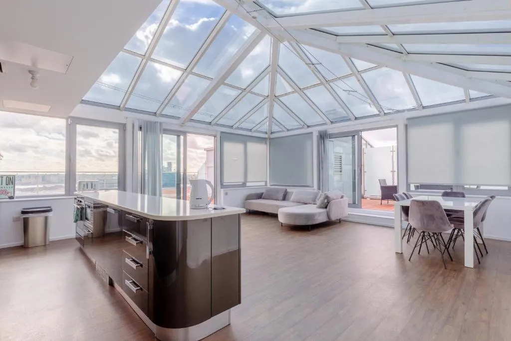 Image 1 of Modern 2-bedroom Waterfront flat with views of the O2