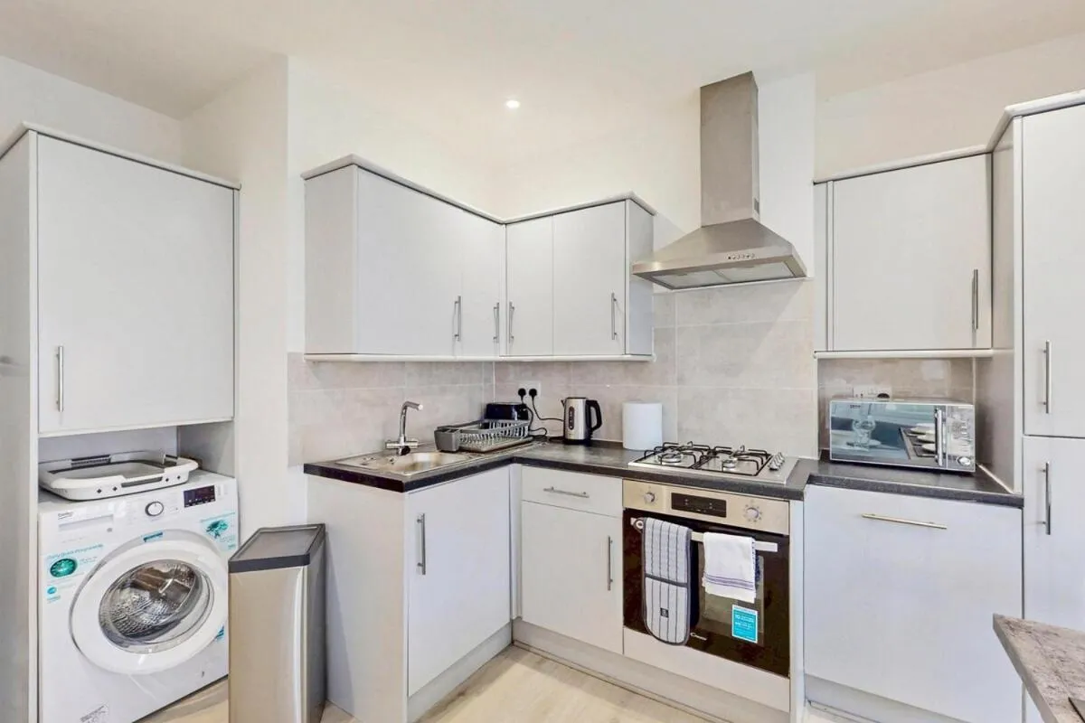 Image 5 of Modern 3BR APT,25 Min to AELTC Tennis Championship