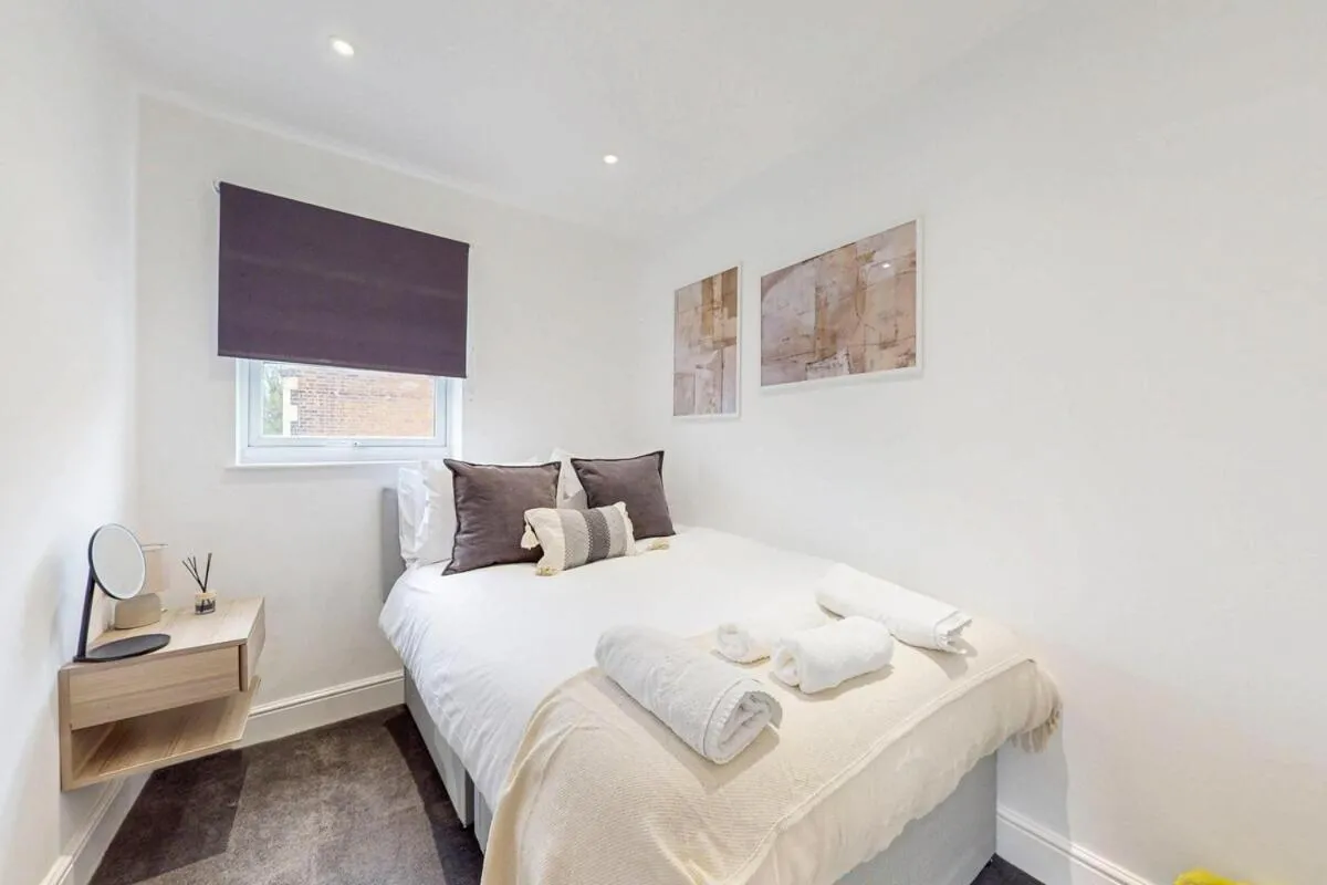 Image 3 of Modern 3BR APT,25 Min to AELTC Tennis Championship