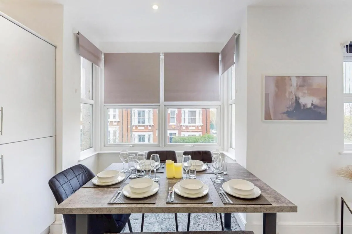 Image 4 of Modern 3BR APT,25 Min to AELTC Tennis Championship