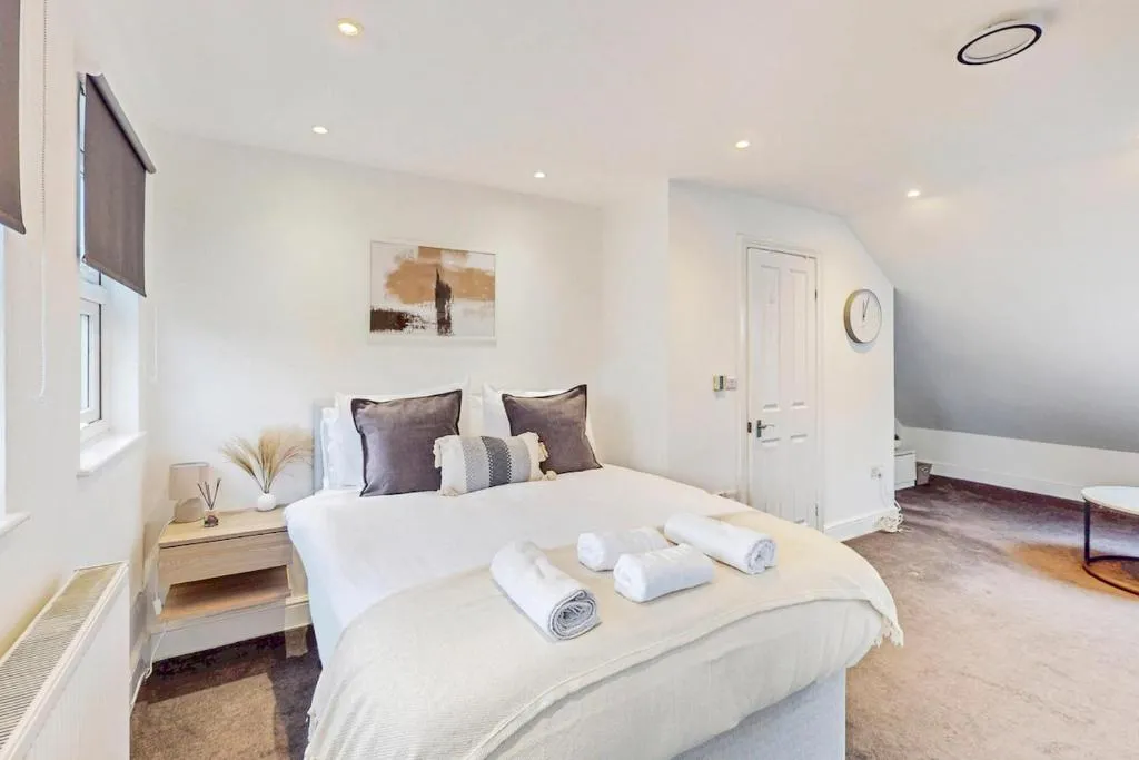 Image 1 of Modern 3BR APT,25 Min to AELTC Tennis Championship