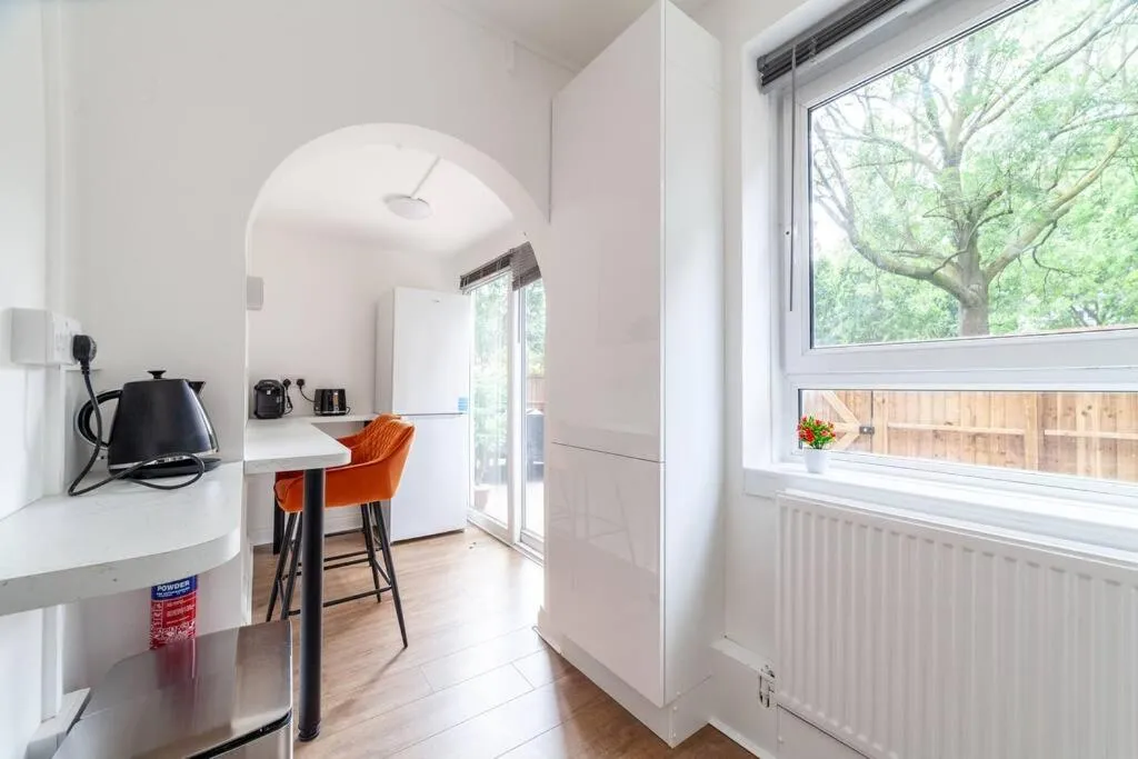 Image 4 of Modern 3BR Escape in Prime London Spot