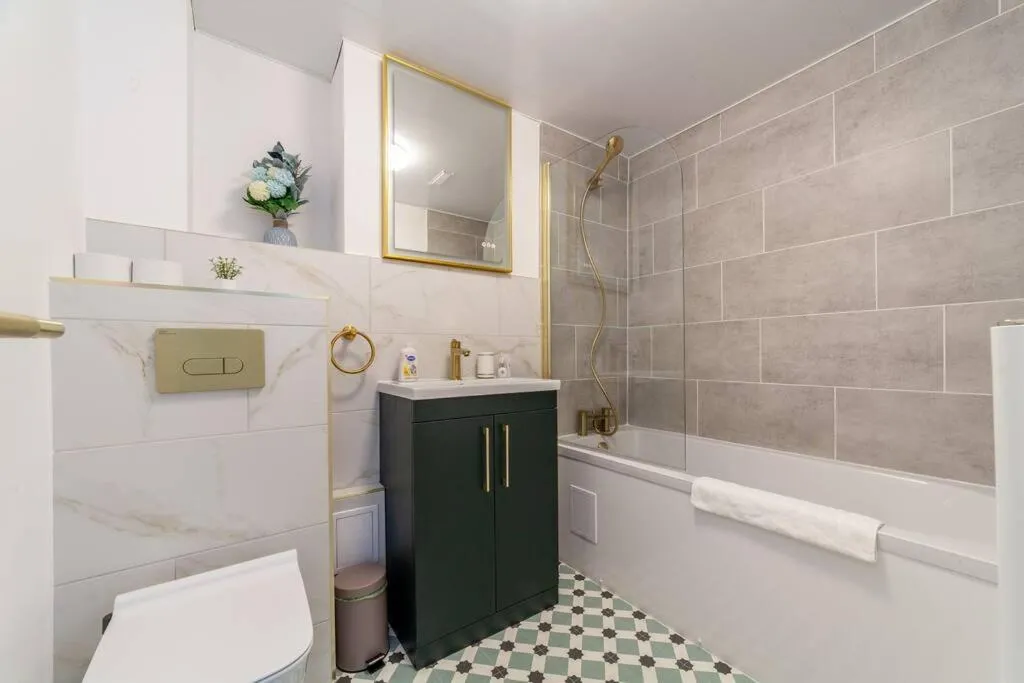 Image 3 of Modern 3BR Escape in Prime London Spot