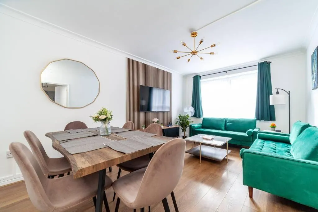 Image 5 of Modern 3BR Escape in Prime London Spot