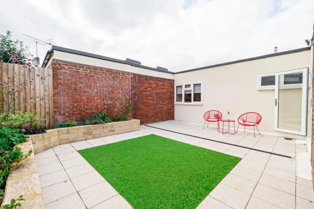 Image 1 of Modern 3-Bedroom 2-Bathroom Flat with Garden at Hanwell