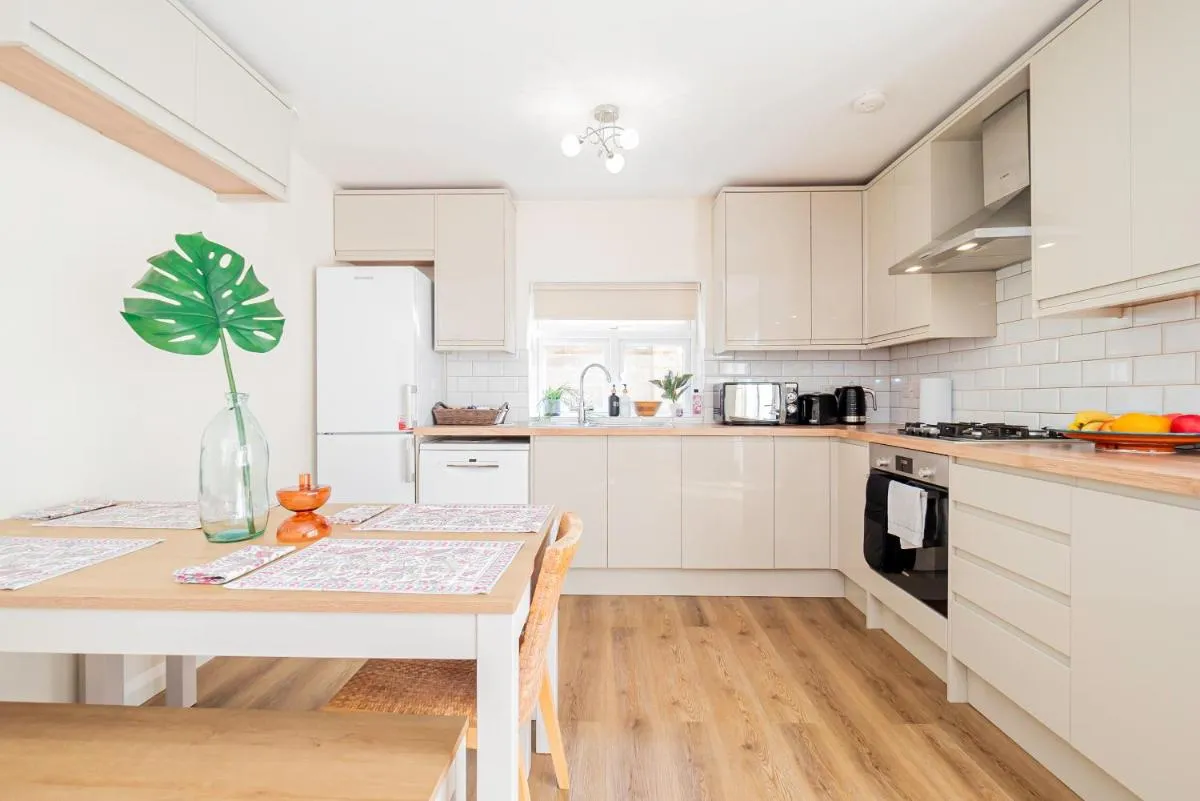 Image 4 of Modern 3-Bedroom 2-Bathroom Flat with Garden at Hanwell