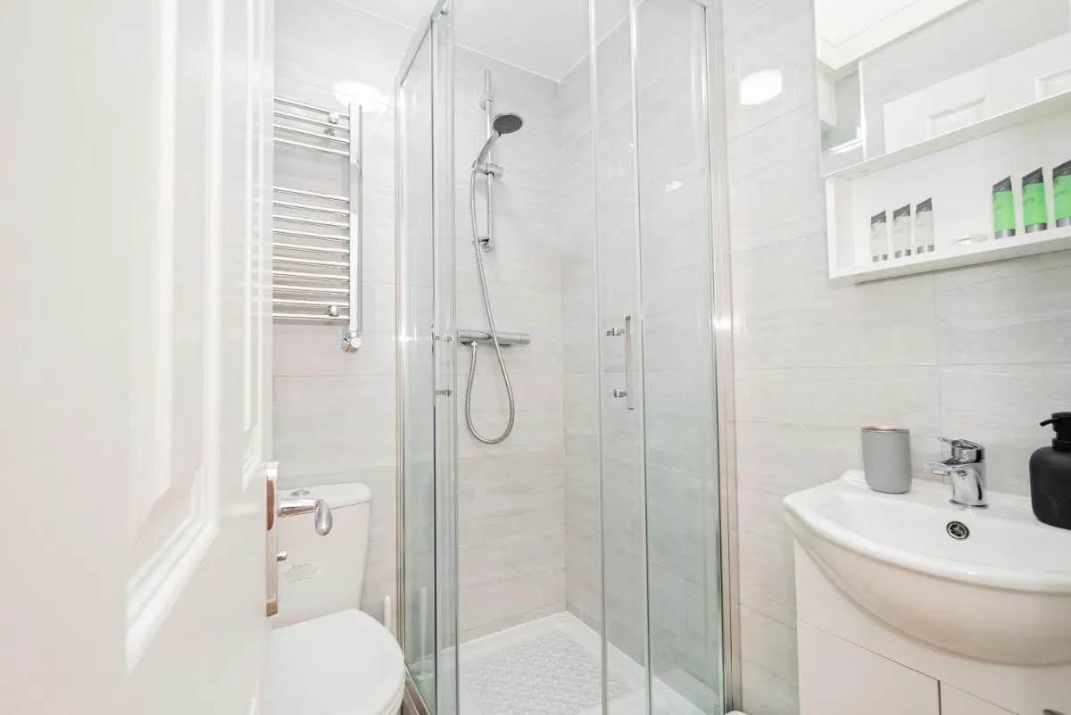 Image 3 of Modern 3-Bedroom 2-Bathroom Flat with Garden at Hanwell
