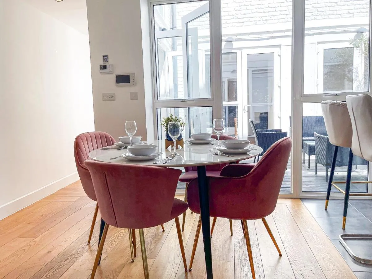Image 5 of Modern 3-Bedroom flat in Holloway with Private Patio near Islington, Caledonian Road, Emirates Stadium